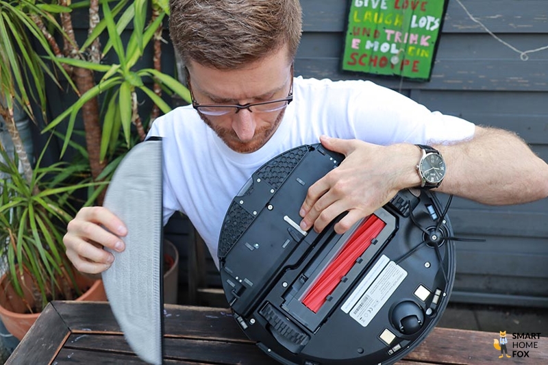 A finger points to the construction, which creates additional pressure on the mop.